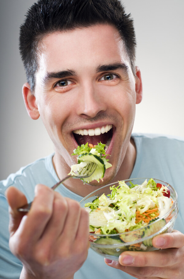 吃水果蔬菜的外国男人图片
