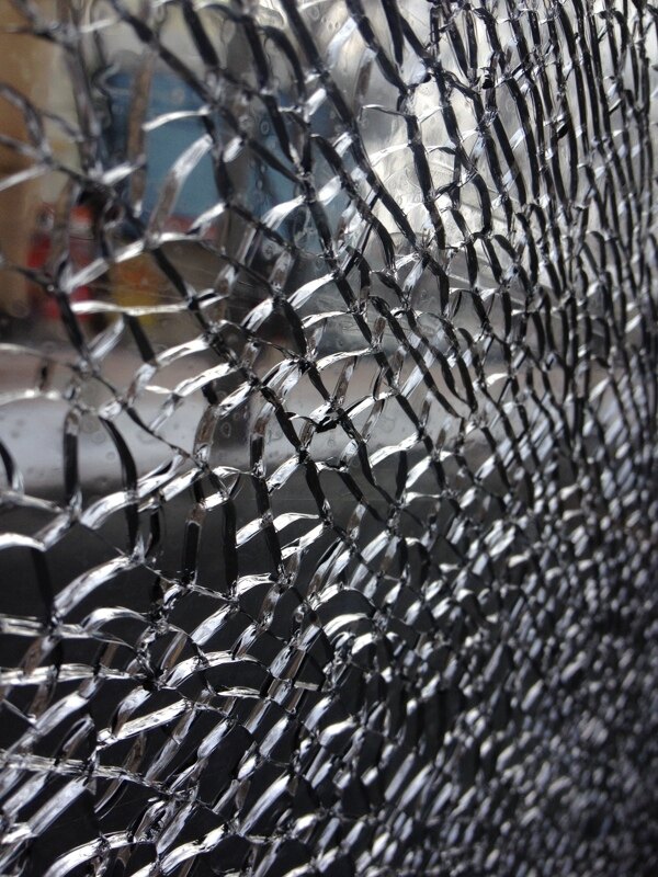 网破碎的钢化玻璃图片
