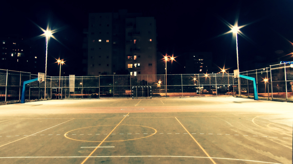 夜间篮球场图片