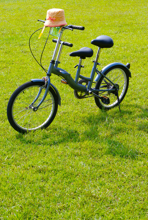 親子休閑腳踏車(chē)自行車(chē)腳踏車(chē)賽車(chē)戶(hù)外運(yùn)動(dòng)車(chē)道風(fēng)景草坪