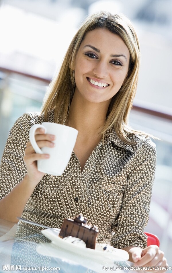 喝咖啡的外国女人
