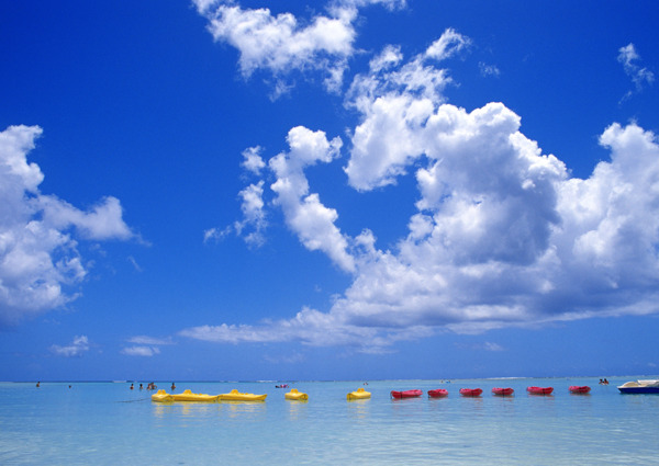 大海晴空小船