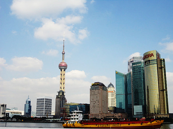 中国上海东方明珠天空白云建筑风景