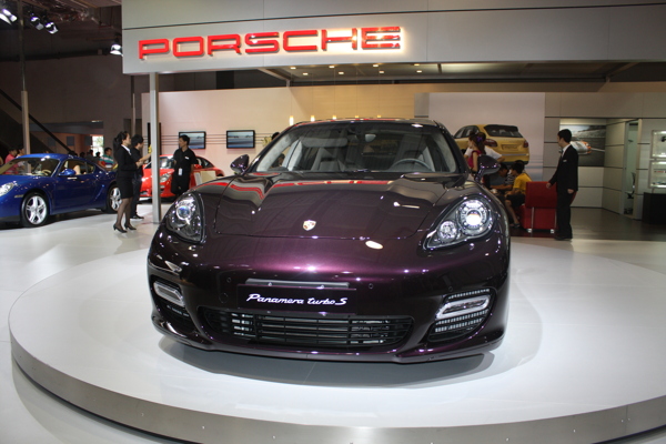 車展上展示的轎車圖片