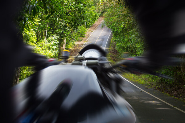 公路上行驶的摩托车图片