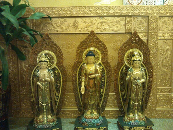 家中佛堂西方三圣雕像图片