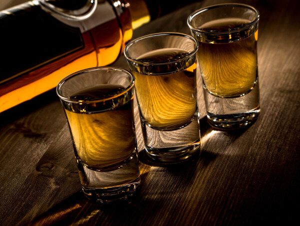 三杯威士忌洋酒图片