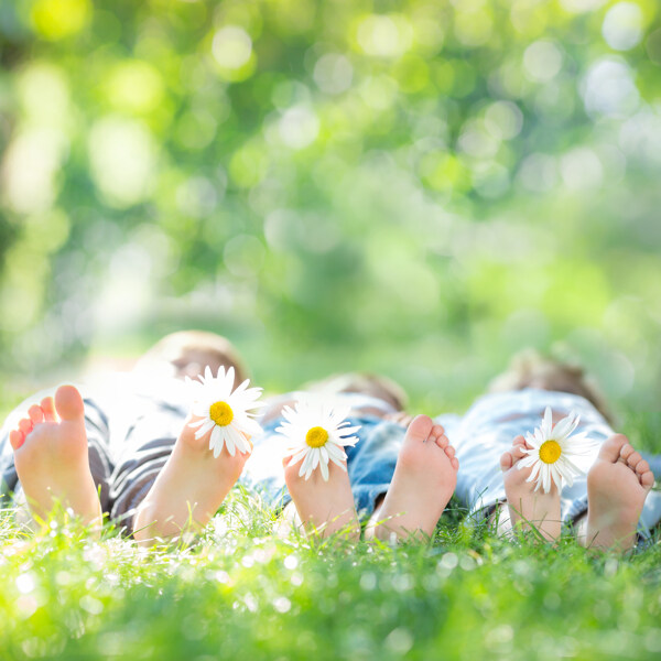 躺在草地上的一家人图片