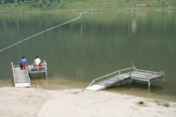 在水庫釣魚圖片