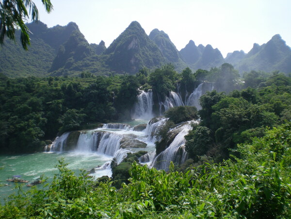 德天瀑布青山綠水圖片