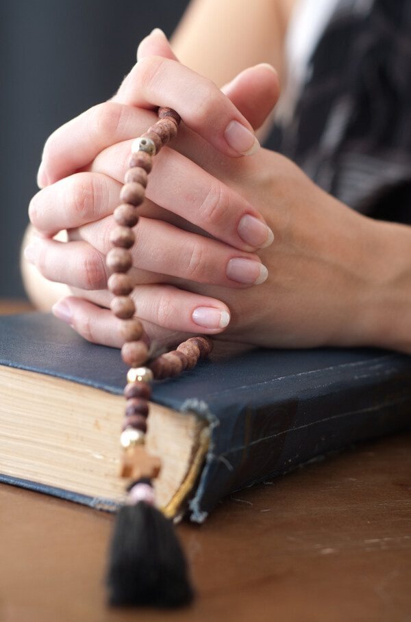 在圣经上祈祷的女人图片