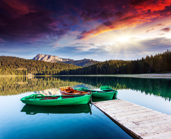 湖泊上的小船图片
