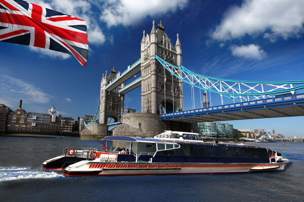 伦敦塔桥下的游艇与国旗