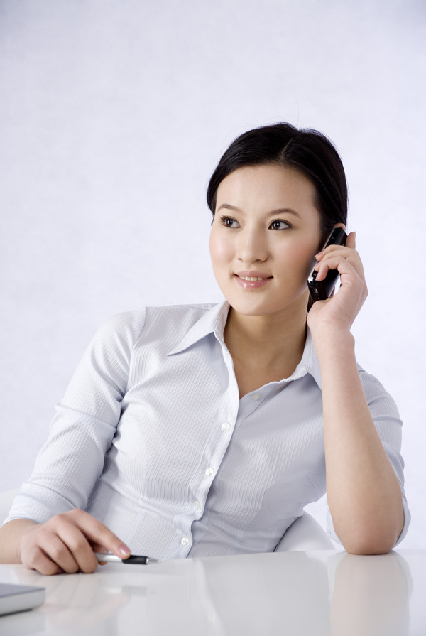 正在打電話的職業(yè)女性圖片