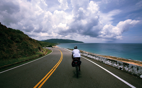 公路上骑自行车的人物图片