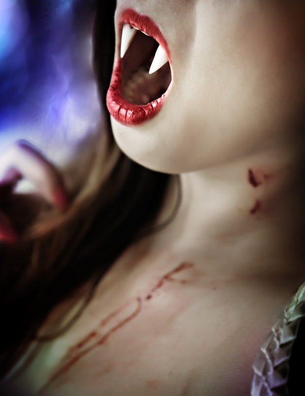 浑身血迹的女吸血鬼图片