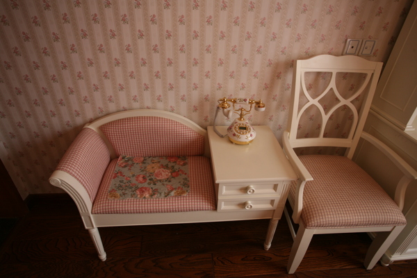 粉色室内桌椅设计图