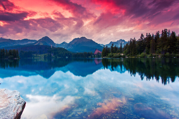 美丽湖泊山峰风景图片