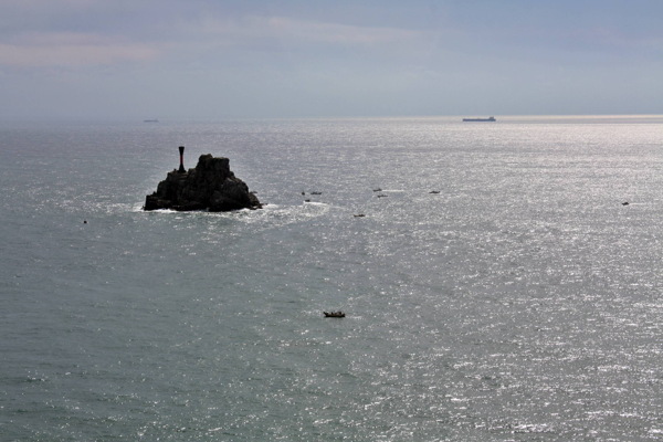 海上孤岛风景图片