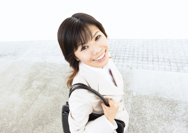 背著挎包的商務美女圖片