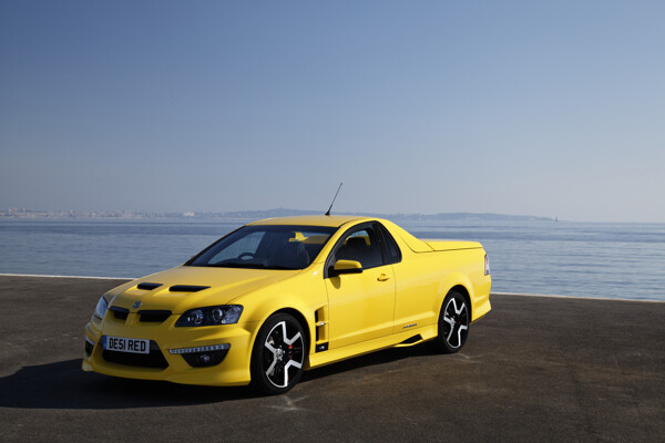 黄色轿车与大海图片
