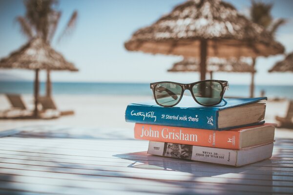 海边沙滩书本和眼镜图片