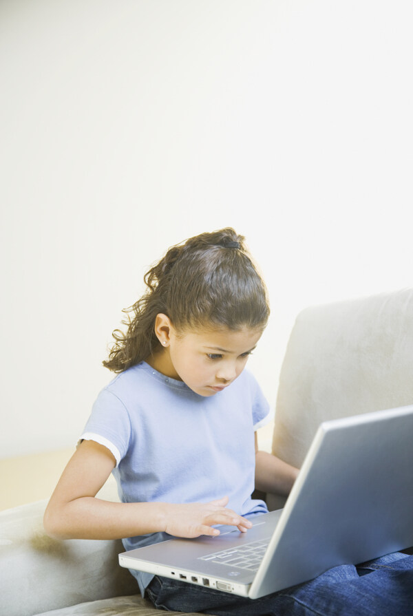 学习电脑的小女孩图片