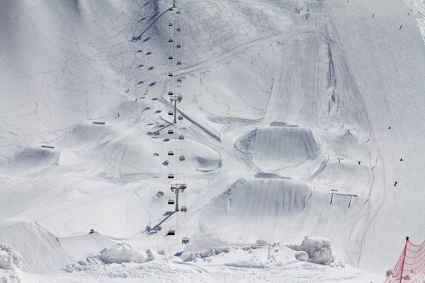 滑雪场缆车摄影图片