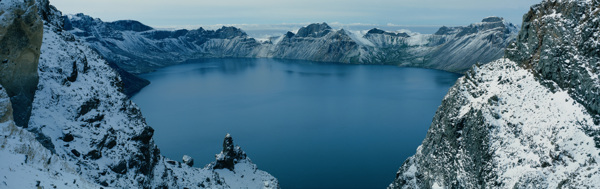 白雪皑皑的湖泊远景图片