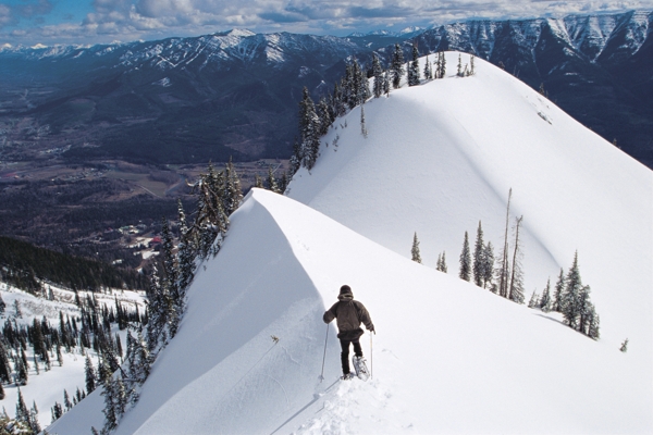 登山蓝雪的运动员高清图片
