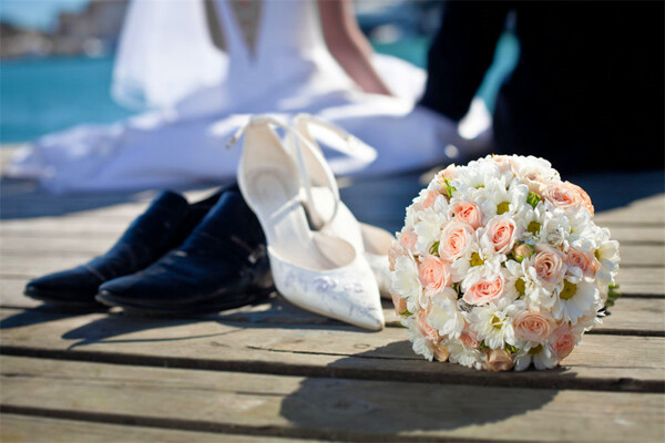 婚礼鞋子与玫瑰花