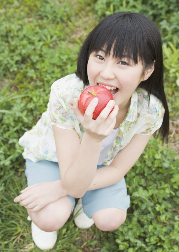 吃蘋果的女生圖片