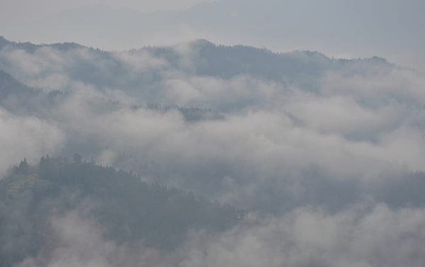 云雾围绕山脉间自然风光照