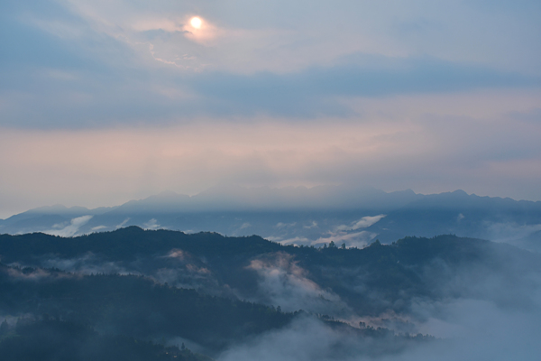 早晨云雾缭绕山脉间自然风光
