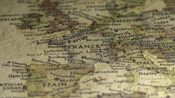 在老式地图上浏览法国