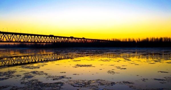 黄河日出流冰溢彩图片