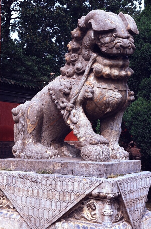 雄獅雕刻圖