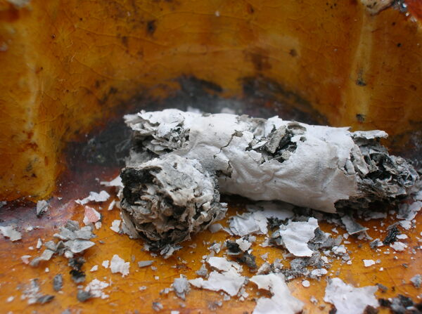 吸烟等于燃烧生命图片