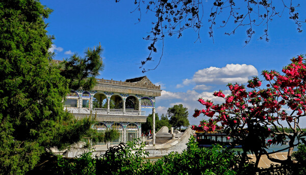 藍(lán)天白云下的頤和園風(fēng)景