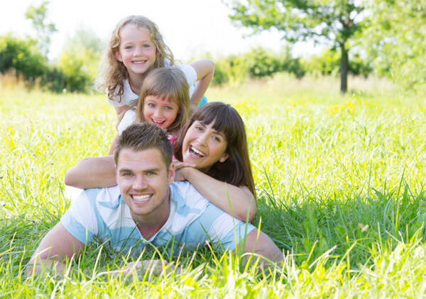 趴在草地幸福的一家人图片