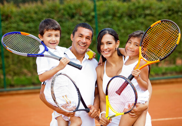 打网球的一家人图片