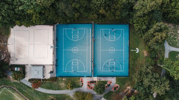 俯视露天户外私人篮球场