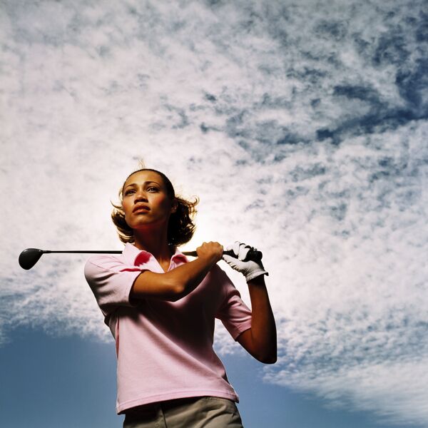 拿着高尔夫球杆的女人图片