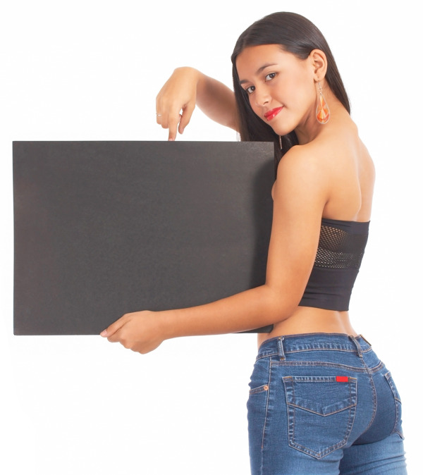 性感的女孩拿着一张空白板