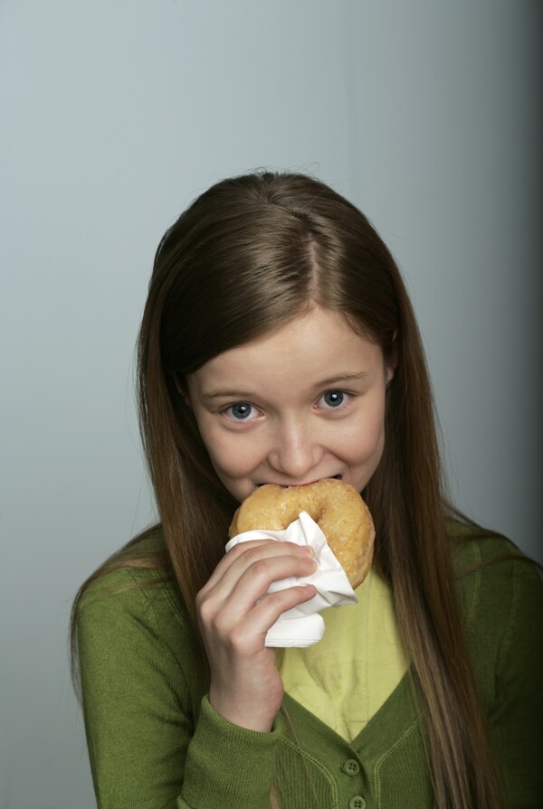 吃面包的女孩图片