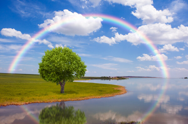 美丽湖泊上空的彩虹图片