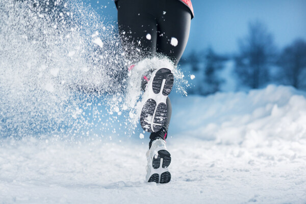 在雪地上跑步的人物图片