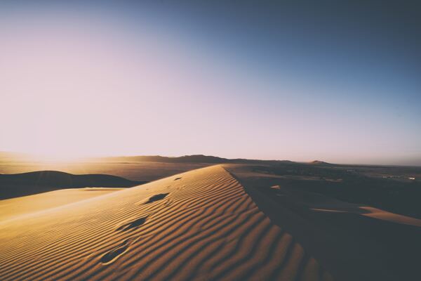 夕阳下的沙漠风景