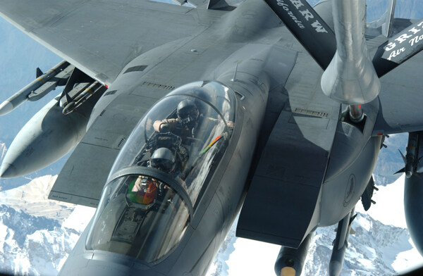 F15战斗机空中加油特写