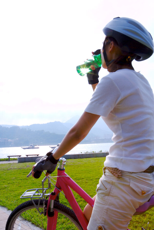 親子休閑腳踏車(chē)自行車(chē)腳踏車(chē)賽車(chē)戶(hù)外運(yùn)動(dòng)車(chē)道風(fēng)景草坪